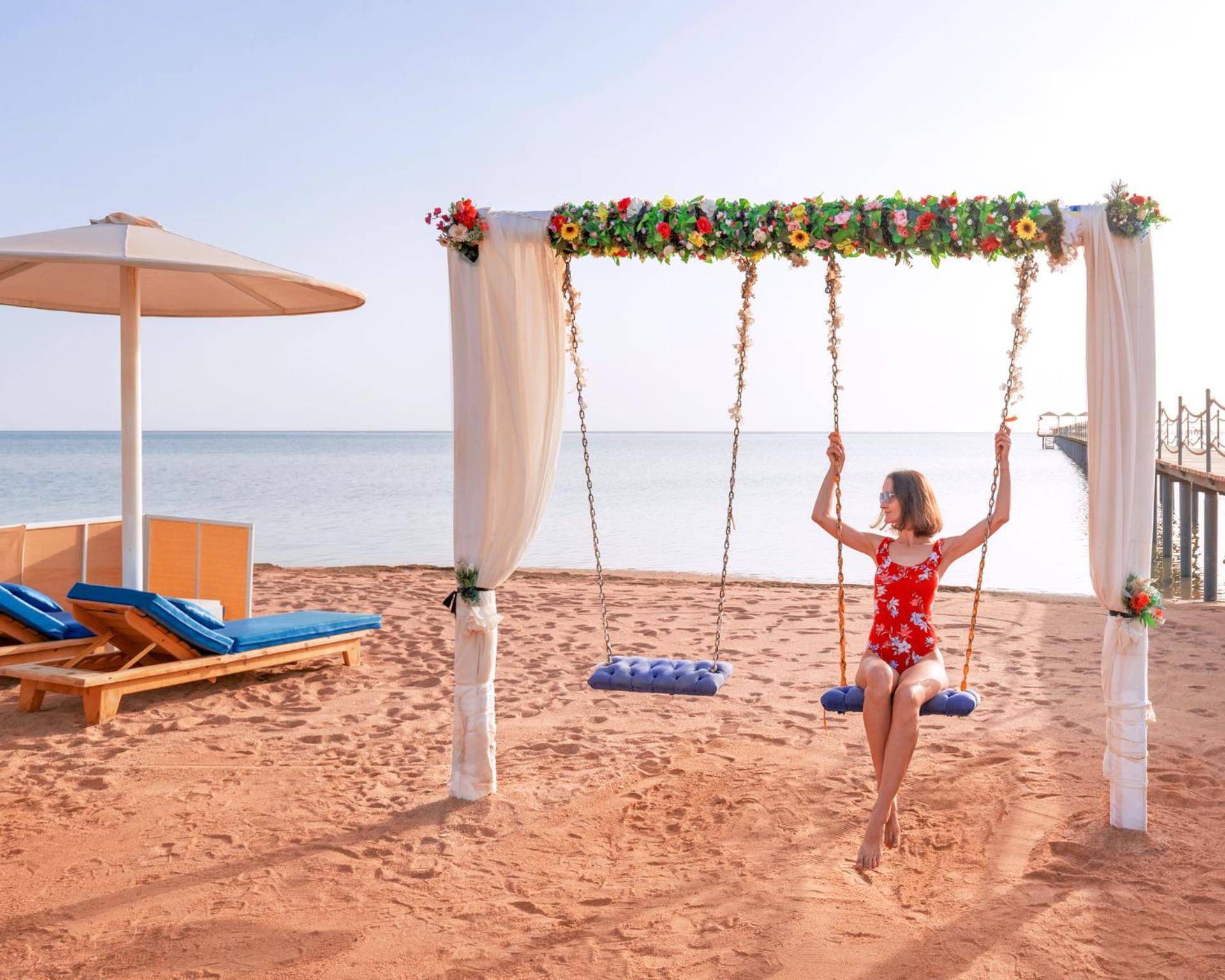 Pickalbatros Laguna Club Resort Sharm El Sheikh Zewnętrze zdjęcie A swing at the beach