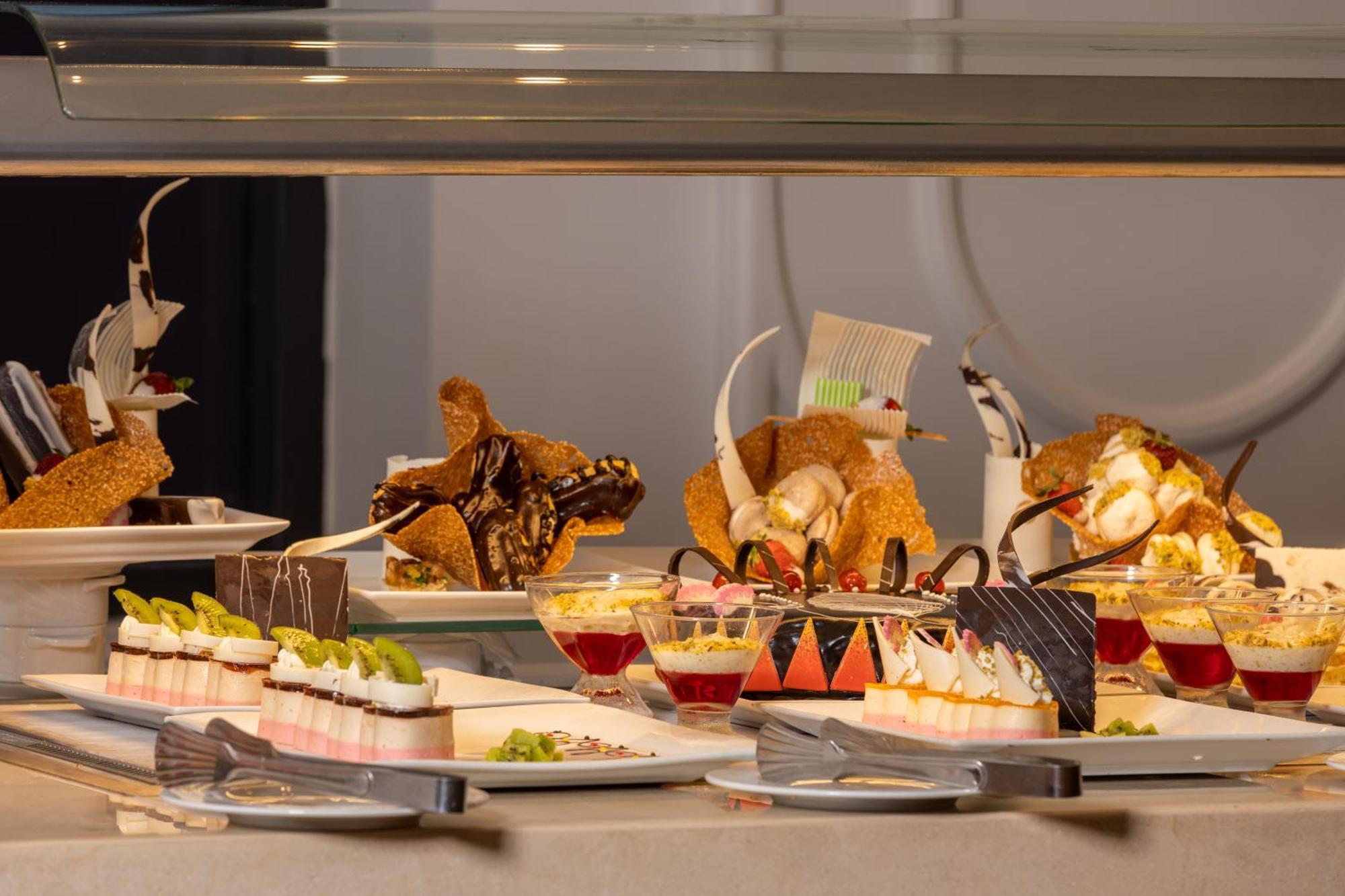 Pickalbatros Laguna Club Resort Sharm El Sheikh Zewnętrze zdjęcie A display of desserts